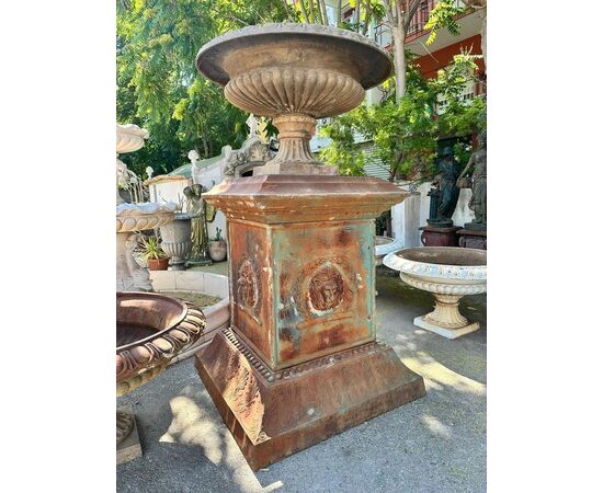  Coppia di Monumentali Vasi in Ghisa, manifattura italiana primo ’900