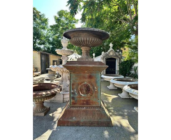  Coppia di Monumentali Vasi in Ghisa, manifattura italiana primo ’900