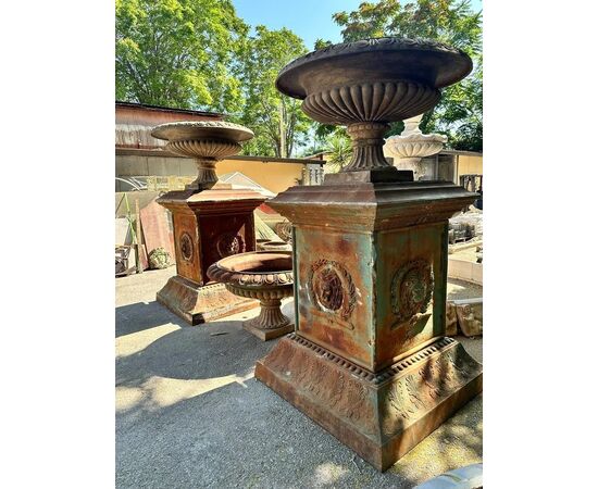  Coppia di Monumentali Vasi in Ghisa, manifattura italiana primo ’900