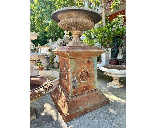  Coppia di Monumentali Vasi in Ghisa, manifattura italiana primo ’900