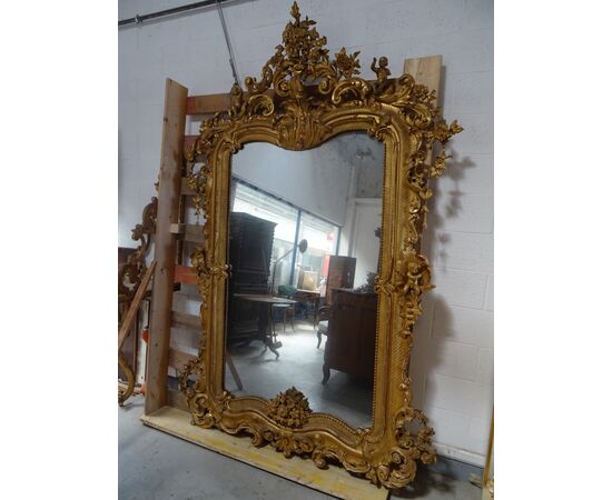 Grande specchiera dorata a foglia scolpita con putti e volute primi 1800 Torino