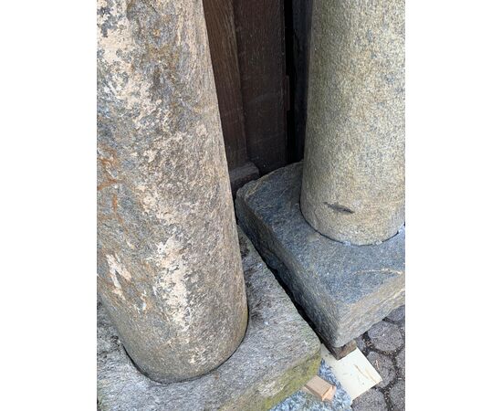 DARS680 - Coppia di colonne in pietra, epoca '600, mis. cm L 48/50 x H 196/200