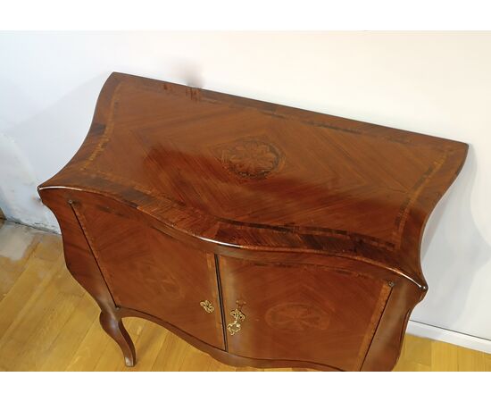 PICCOLA CREDENZA CON INTARSI META’ XVIII SECOLO