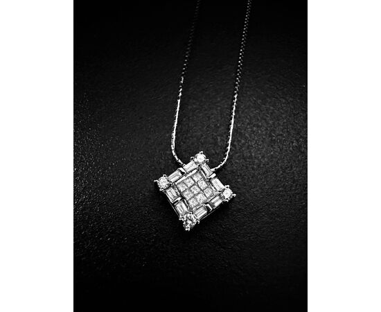 Pendente con  Diamanti  taglio principessa,  baguette  e  rotondo.
