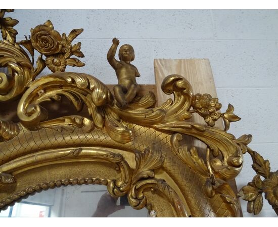 Grande specchiera dorata a foglia scolpita con putti e volute primi 1800 Torino