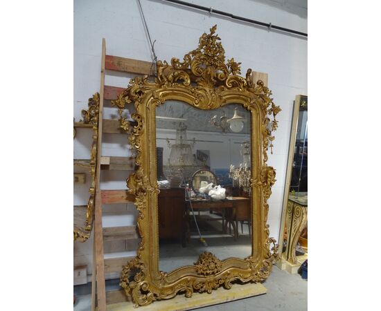 Grande specchiera dorata a foglia scolpita con putti e volute primi 1800 Torino