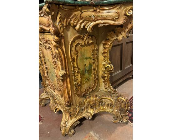 ARM250 - Credenza Liberty intagliata e dorata con dipinti, misure cm L 135 x H 115 x P 60