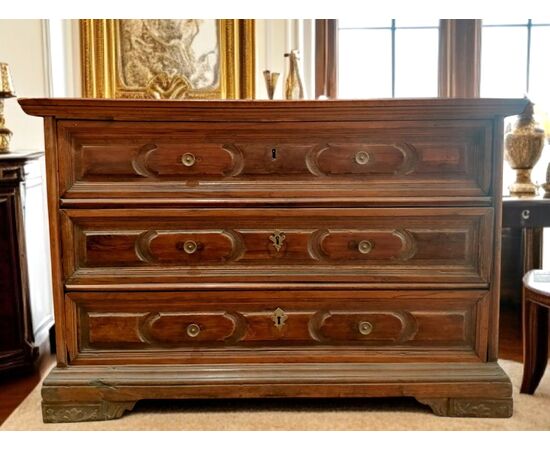 Cassettone del 1600 con Bugne Scolpite