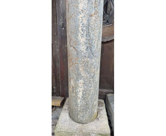 DARS680 - Coppia di colonne in pietra, epoca '600, mis. cm L 48/50 x H 196/200