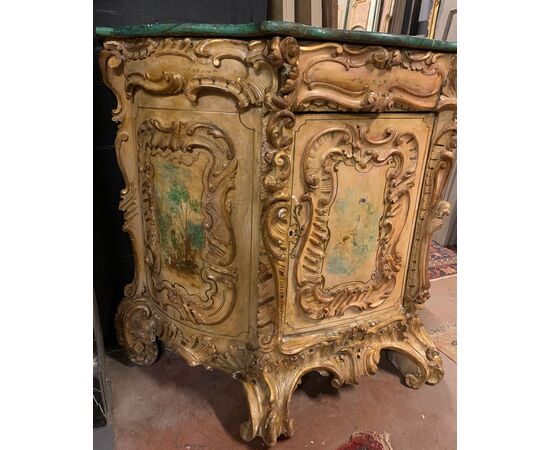 ARM250 - Credenza Liberty intagliata e dorata con dipinti, misure cm L 135 x H 115 x P 60