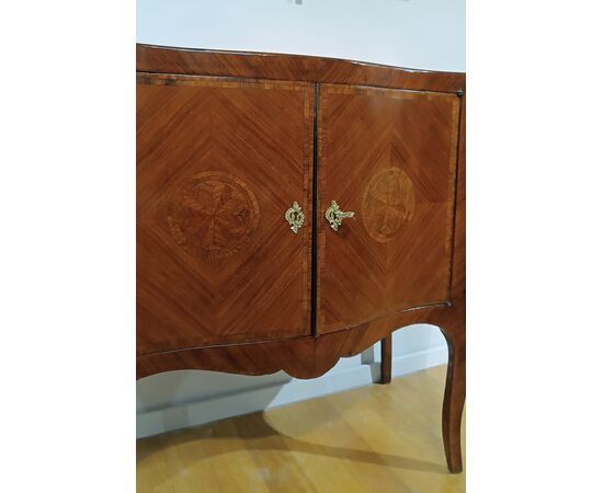 PICCOLA CREDENZA CON INTARSI META’ XVIII SECOLO