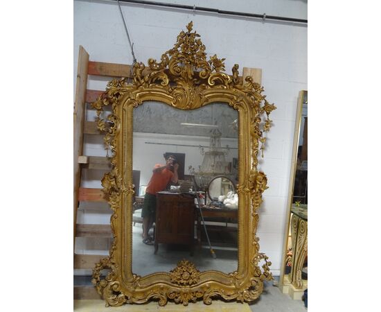 Grande specchiera dorata a foglia scolpita con putti e volute primi 1800 Torino