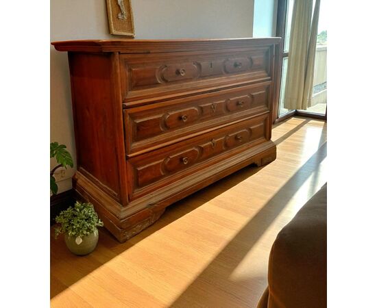 Cassettone del 1600 con Bugne Scolpite