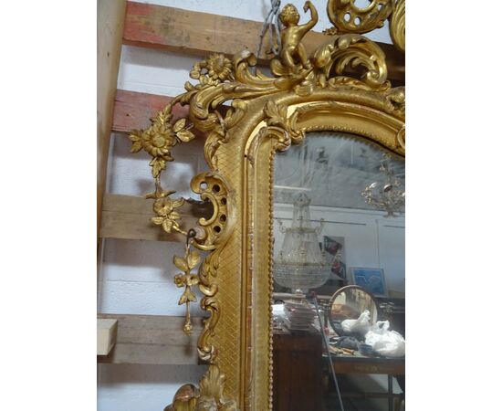 Grande specchiera dorata a foglia scolpita con putti e volute primi 1800 Torino