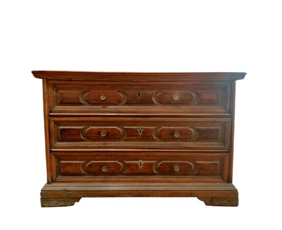 Cassettone del 1600 con Bugne Scolpite