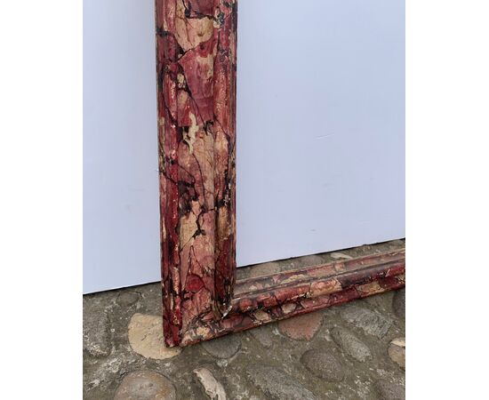 Cornice in legno intagliato, laccato e dipinto a finto marmo. Italia, XVIII secolo.