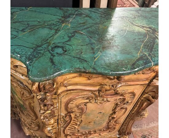 ARM250 - Credenza Liberty intagliata e dorata con dipinti, misure cm L 135 x H 115 x P 60