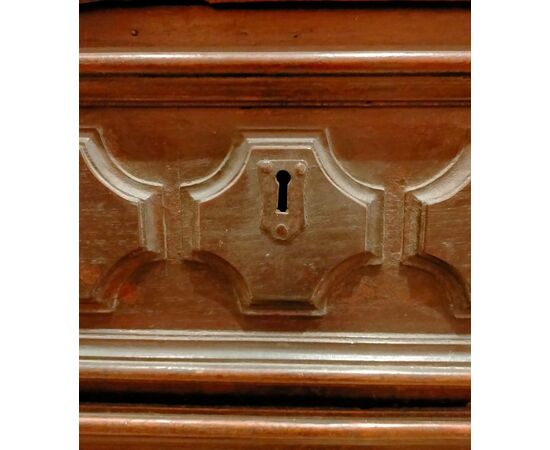 Cassettone del 1600 lombardo in Noce