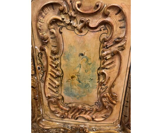 ARM250 - Credenza Liberty intagliata e dorata con dipinti, misure cm L 135 x H 115 x P 60