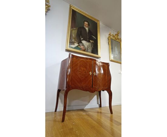 PICCOLA CREDENZA CON INTARSI META’ XVIII SECOLO