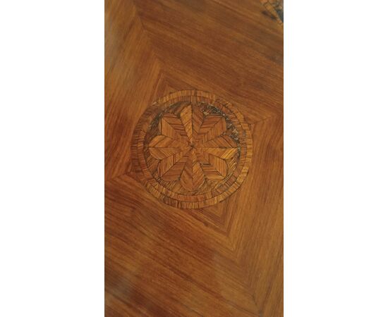 PICCOLA CREDENZA CON INTARSI META’ XVIII SECOLO