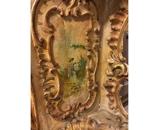 ARM250 - Credenza Liberty intagliata e dorata con dipinti, misure cm L 135 x H 115 x P 60