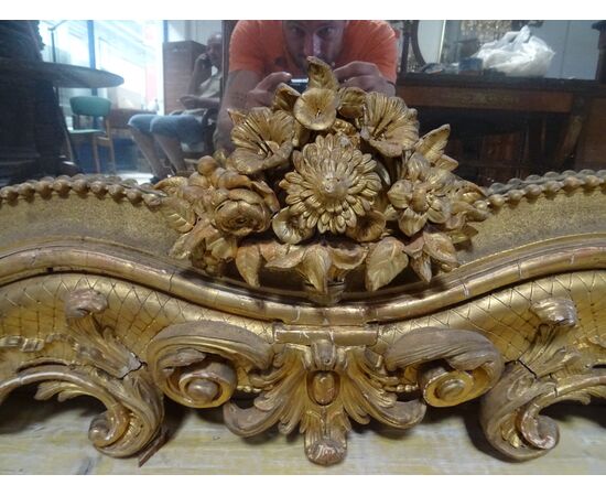 Grande specchiera dorata a foglia scolpita con putti e volute primi 1800 Torino