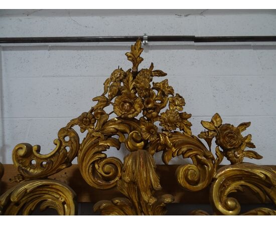 Grande specchiera dorata a foglia scolpita con putti e volute primi 1800 Torino