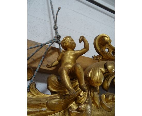 Grande specchiera dorata a foglia scolpita con putti e volute primi 1800 Torino