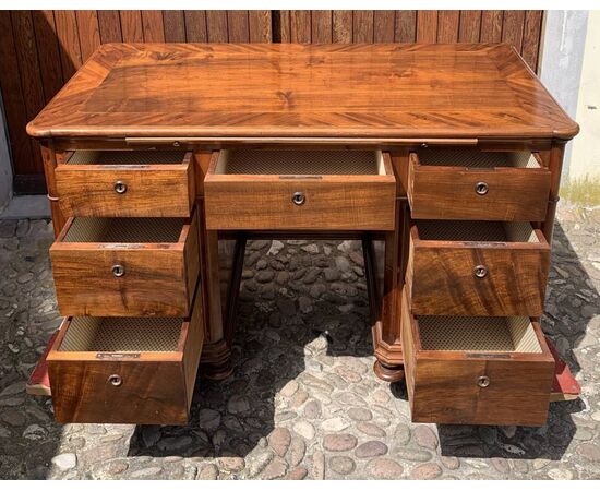 Scrivania a pancone lastronata in legno di noce. Italia, prima metà XIX secolo.