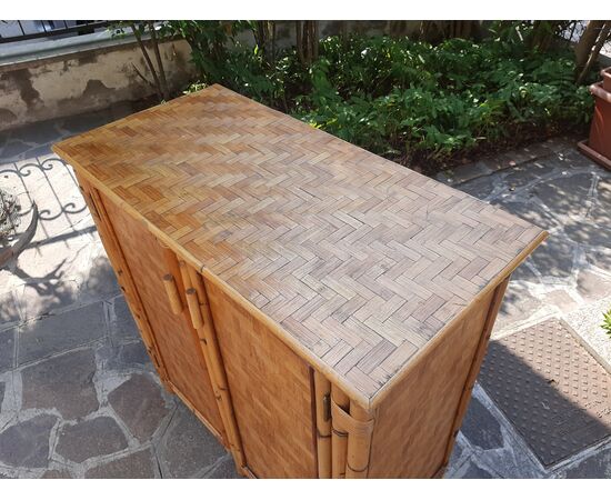 CREDENZA MOBILE IN BAMBOO CON RIPIANI ANNI 70 LUCIDATO A GOMMALACCA