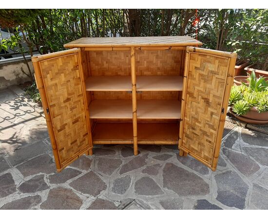 CREDENZA MOBILE IN BAMBOO CON RIPIANI ANNI 70 LUCIDATO A GOMMALACCA