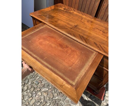 Scrivania a pancone lastronata in legno di noce. Italia, prima metà XIX secolo.