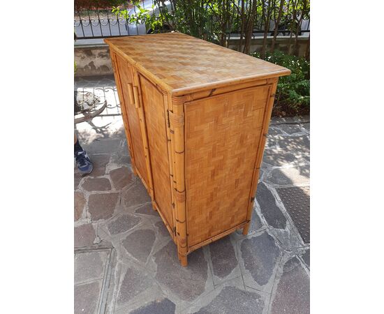 CREDENZA MOBILE IN BAMBOO CON RIPIANI ANNI 70 LUCIDATO A GOMMALACCA