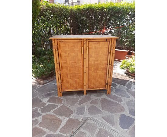 CREDENZA MOBILE IN BAMBOO CON RIPIANI ANNI 70 LUCIDATO A GOMMALACCA