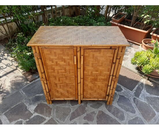 CREDENZA MOBILE IN BAMBOO CON RIPIANI ANNI 70 LUCIDATO A GOMMALACCA