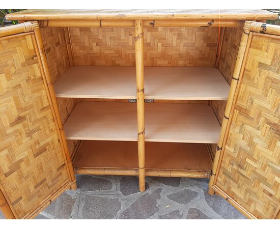 CREDENZA MOBILE IN BAMBOO CON RIPIANI ANNI 70 LUCIDATO A GOMMALACCA