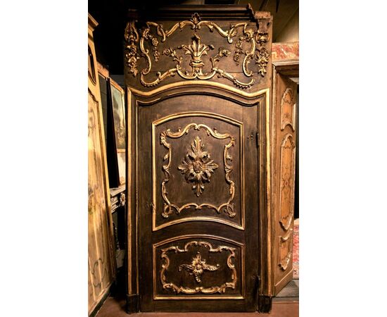 pti534 door with richly carved frame, meas. h 292 cm xl 155 cm     