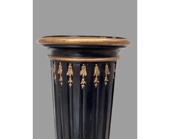 PAIR OF LACQUERED AND GILDED COLUMNS