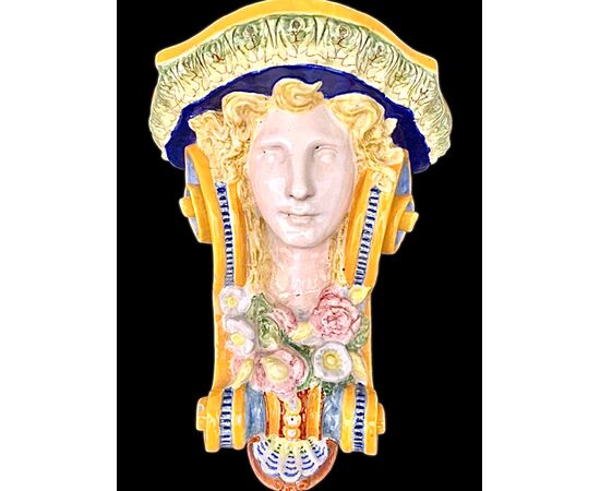 Mensola in maiolica con volto neoclassico e motivi floreali art nouveau.Manifattura Minardi,Faenza.