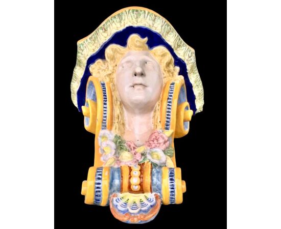 Mensola in maiolica con volto neoclassico e motivi floreali art nouveau.Manifattura Minardi,Faenza.