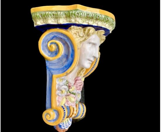 Mensola in maiolica con volto neoclassico e motivi floreali art nouveau.Manifattura Minardi,Faenza.