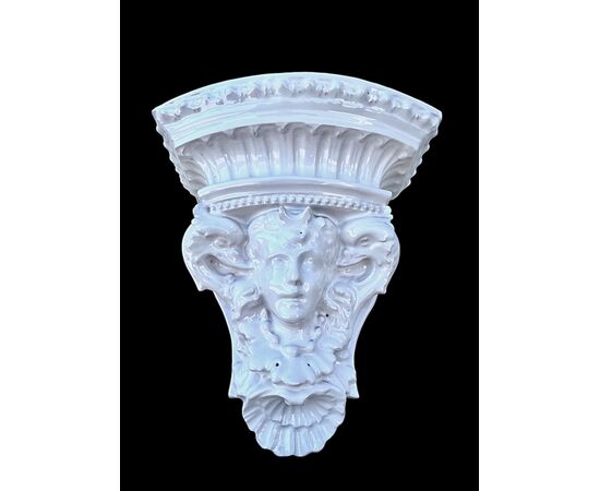 Mensola in maiolica bianca con figura femminile.Faenza.