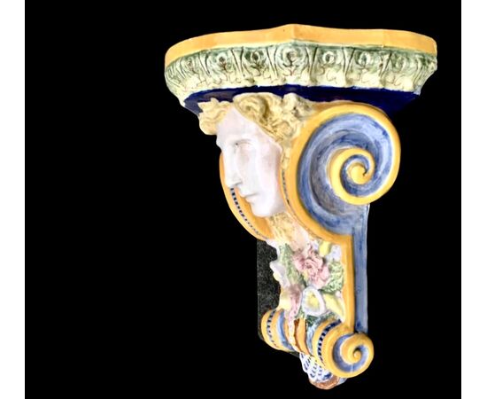 Mensola in maiolica con volto neoclassico e motivi floreali art nouveau.Manifattura Minardi,Faenza.
