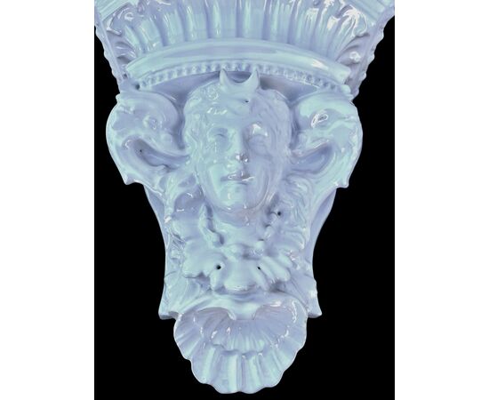 Mensola in maiolica bianca con figura femminile.Faenza.