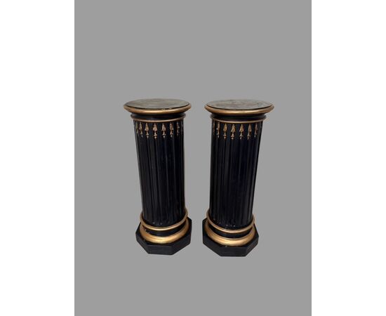 PAIR OF LACQUERED AND GILDED COLUMNS