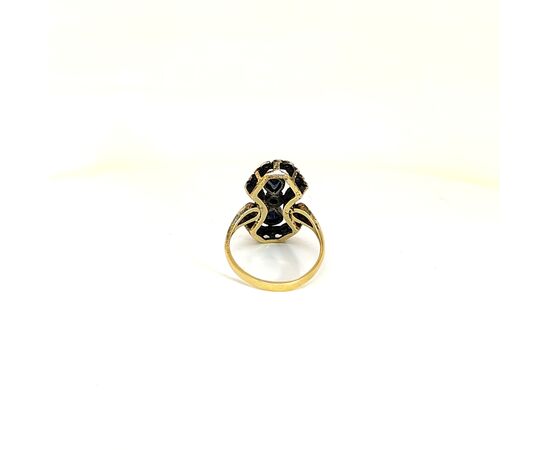 Anello in oro con zaffiri e diamanti