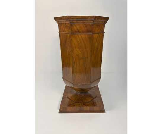 Tulip bedside table veneered in walnut, first half of the 19th century