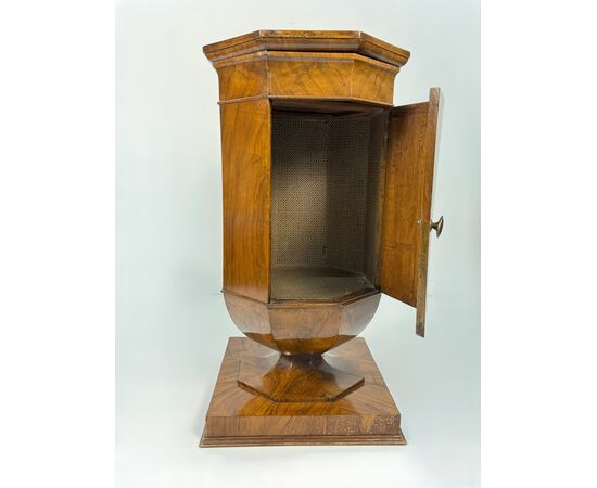 Tulip bedside table veneered in walnut, first half of the 19th century
