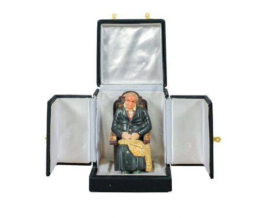 Piccola scultura in marmi diversi e pietre dure - Anziano seduto. Probabilmente Russia, XIX-XX secolo.